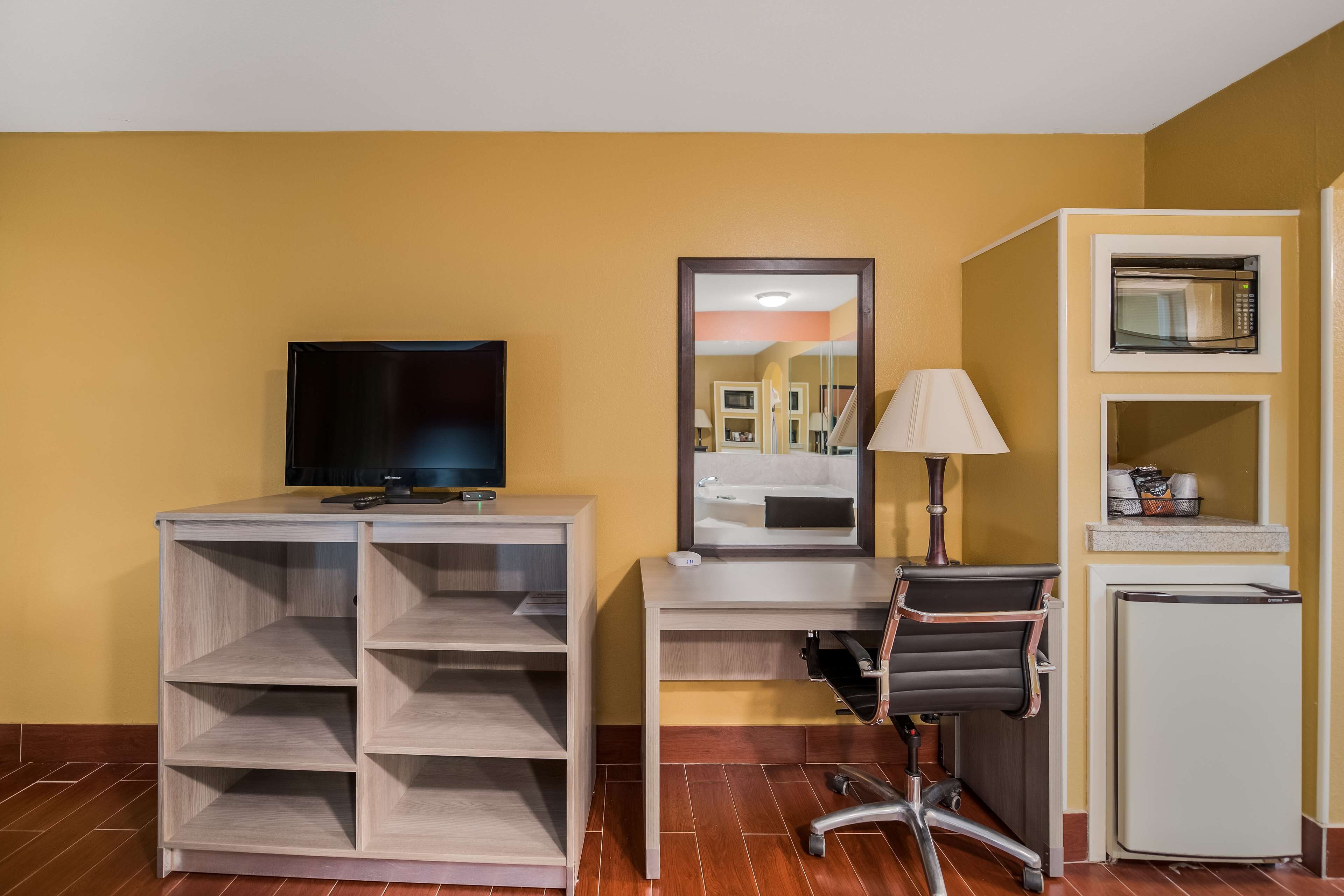 Standard Room, 1 Queen Bed, Non Smoking, Jetted Tub | Desk, iron/ironing board, cribs/infant beds, free WiFi