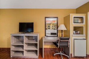 Standard Room, 1 Queen Bed, Non Smoking, Jetted Tub | Desk, iron/ironing board, cribs/infant beds, free WiFi