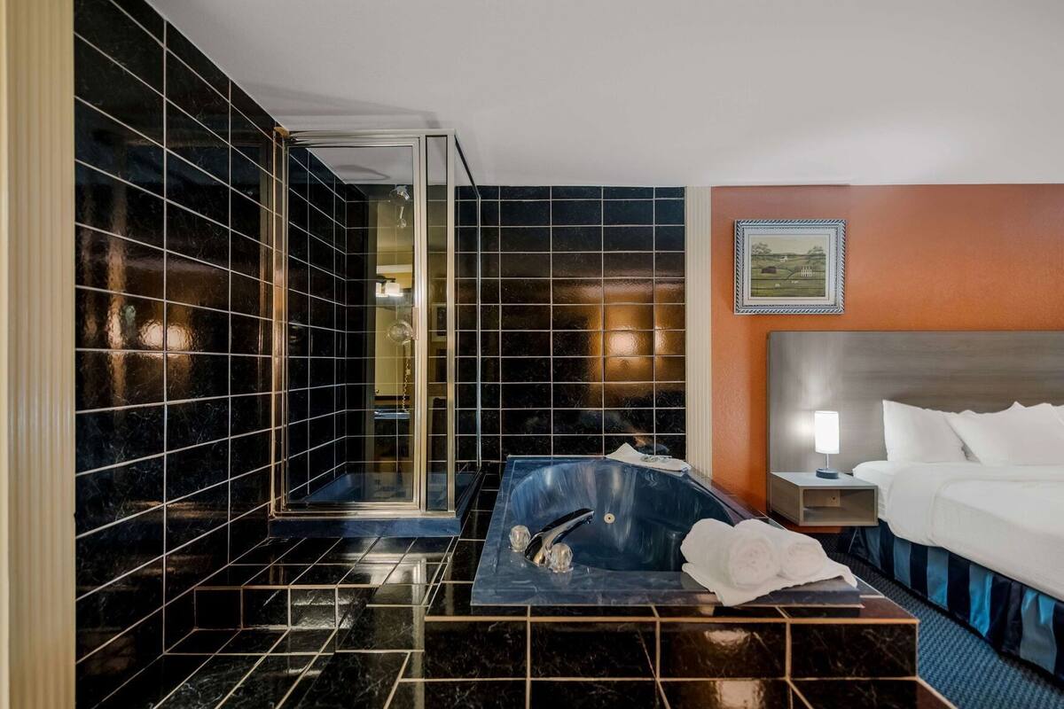 Bureau, fer et planche à repasser, lits bébé (en supplément)