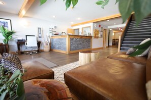 Lobby - Glacier Mountain Lodge (Blue River)