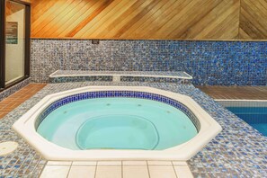 Una piscina cubierta