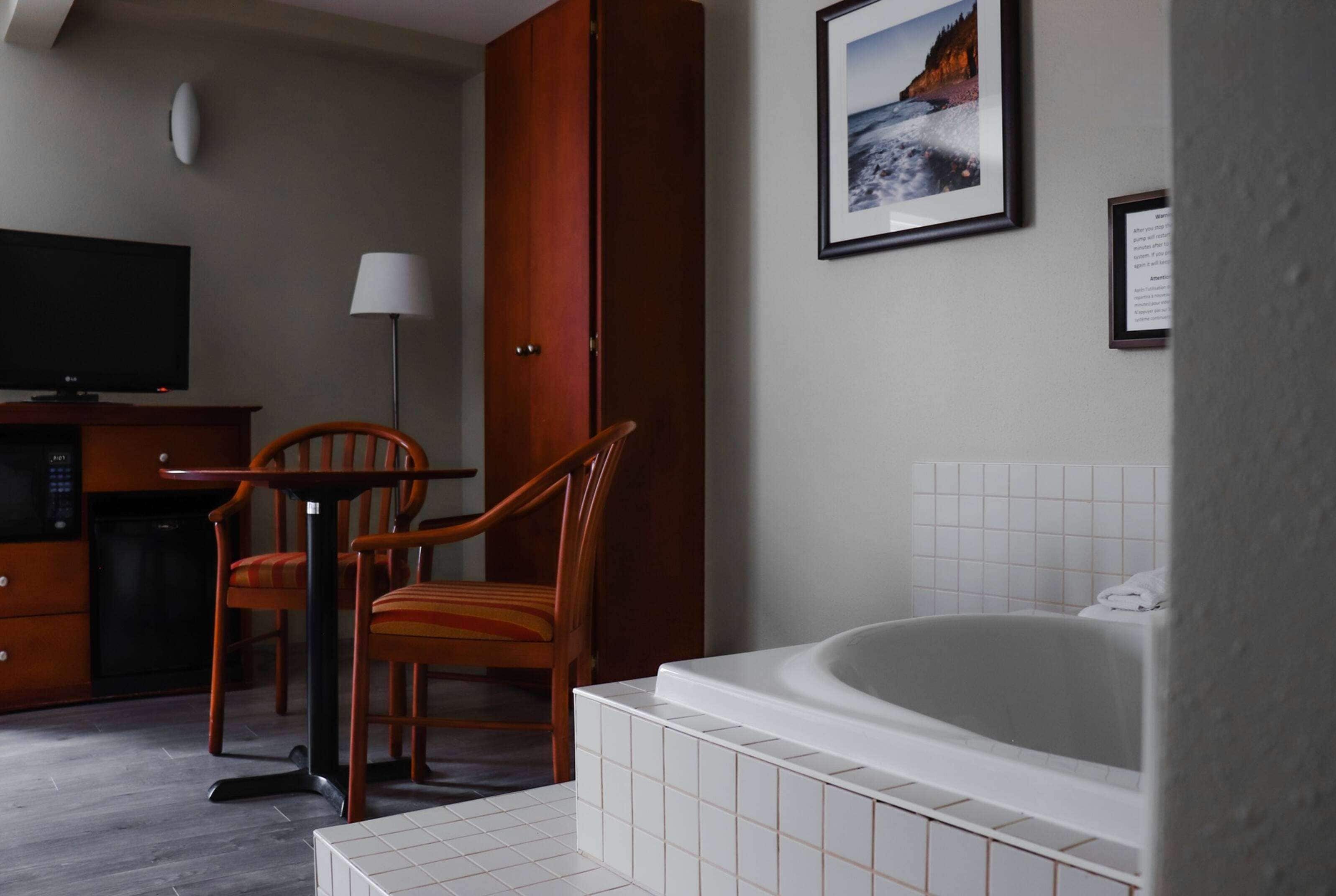 스위트, 킹사이즈침대 1개, 금연, 분사식 욕조 | 책상, 다리미/다리미판, 간이 침대, 무료 WiFi