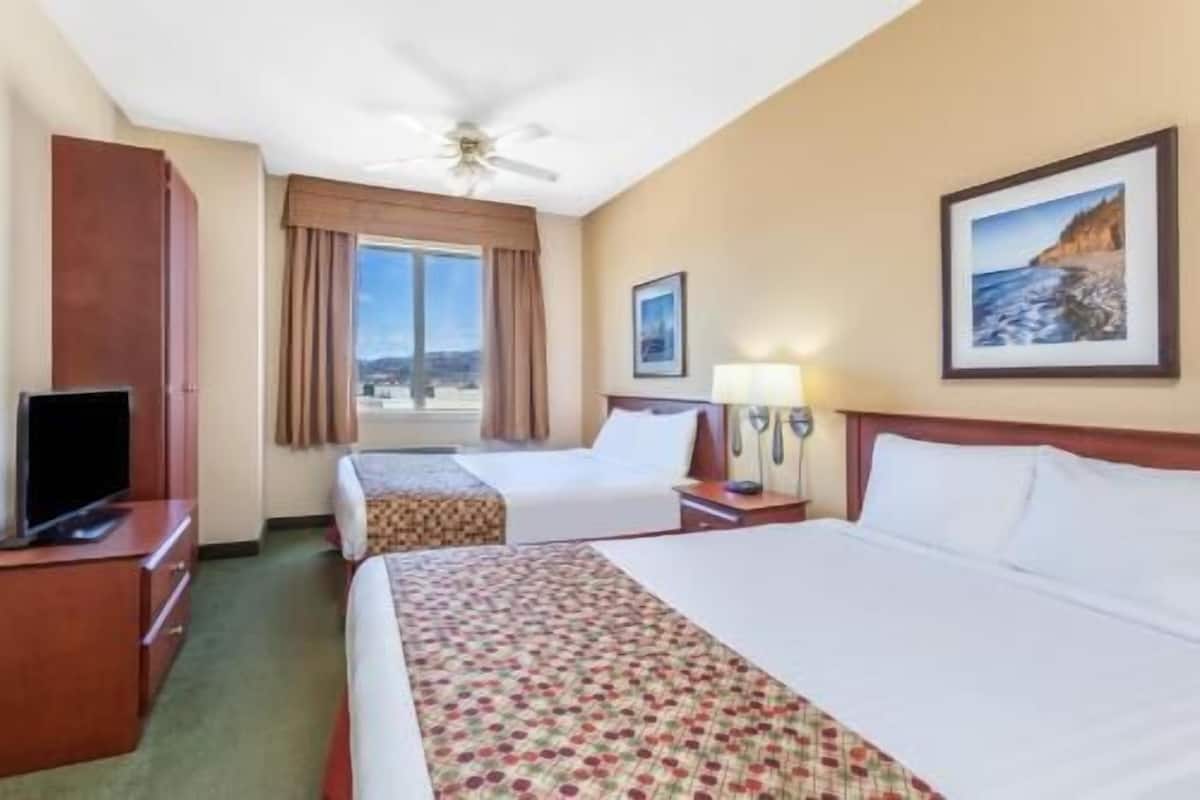 Desk, iron/ironing board, rollaway beds, free WiFi