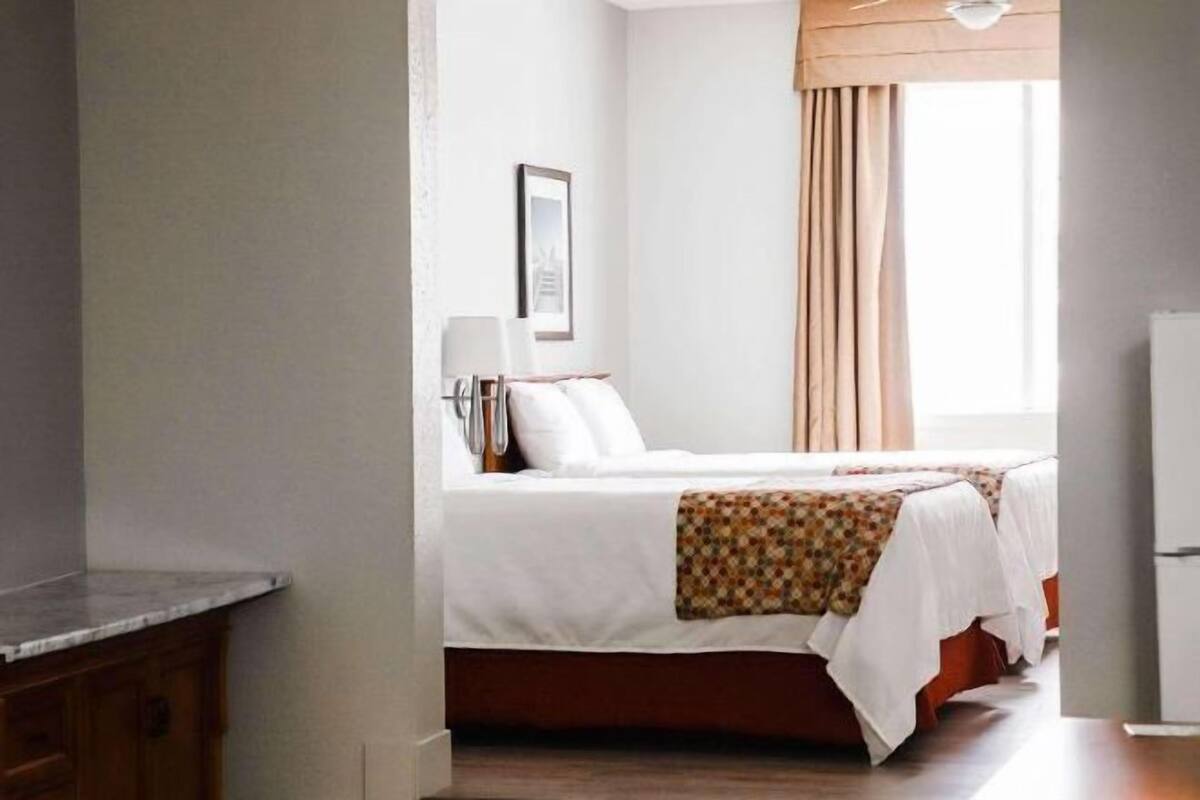 Een bureau, een strijkplank/strijkijzer, extra bedden (toeslag)