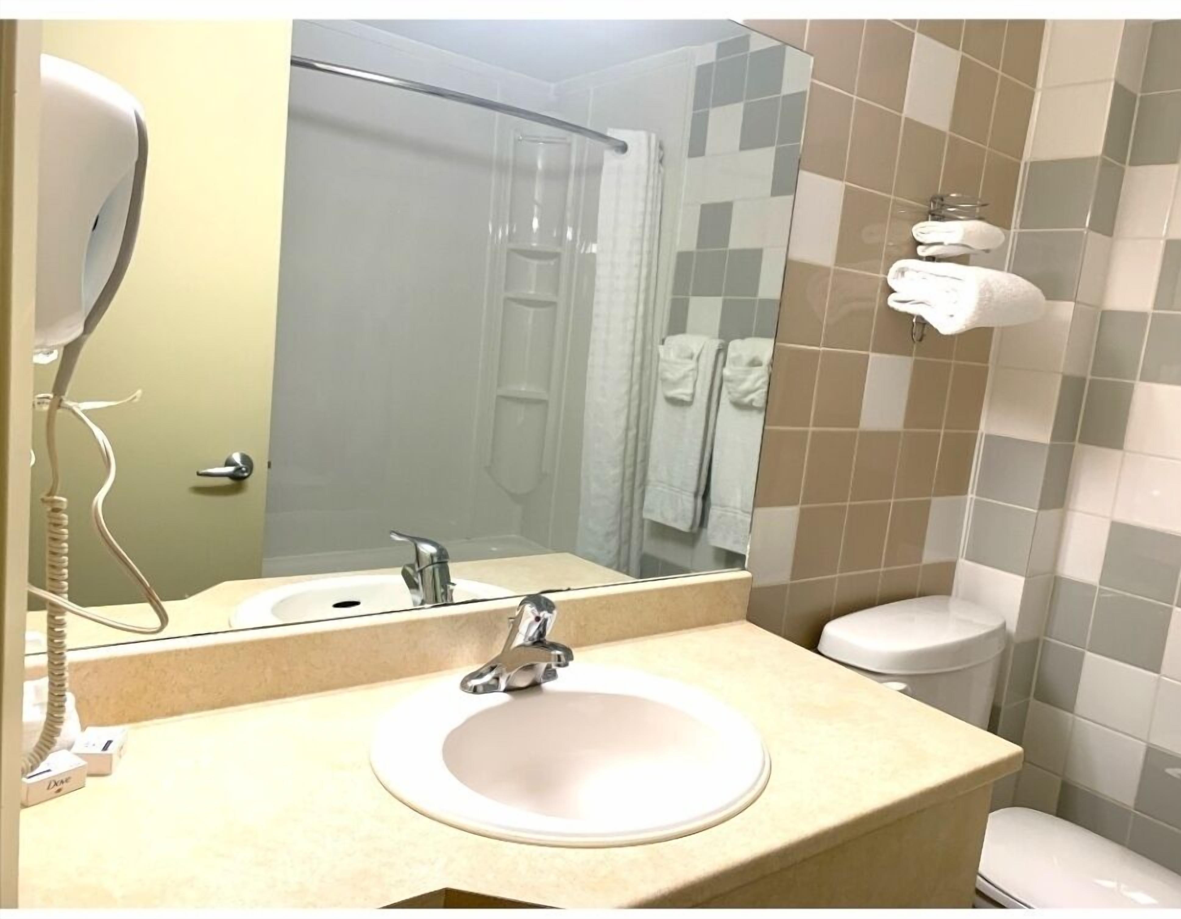 Combined shower/tub, free toiletries, hair dryer, towels