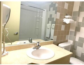 Baðker með sturtu, snyrtivörur án endurgjalds, hárblásari, handklæði