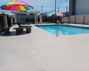 Outdoor pool, open 8:00 AM to 10:00 PM, sun loungers - Hole Inn the Wall Hotel - Fort Walton Beach - Sunset Plaza - nearby Beaches & Hurlburt (Fort Walton Beach)