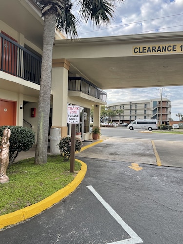 Hole Inn the Wall Hotel - Fort Walton Beach - Sunset Plaza - nearby Beaches & Hurlburt