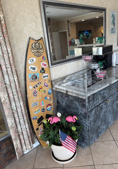 Hole Inn the Wall Hotel - Fort Walton Beach - Sunset Plaza - nearby Beaches & Hurlburt