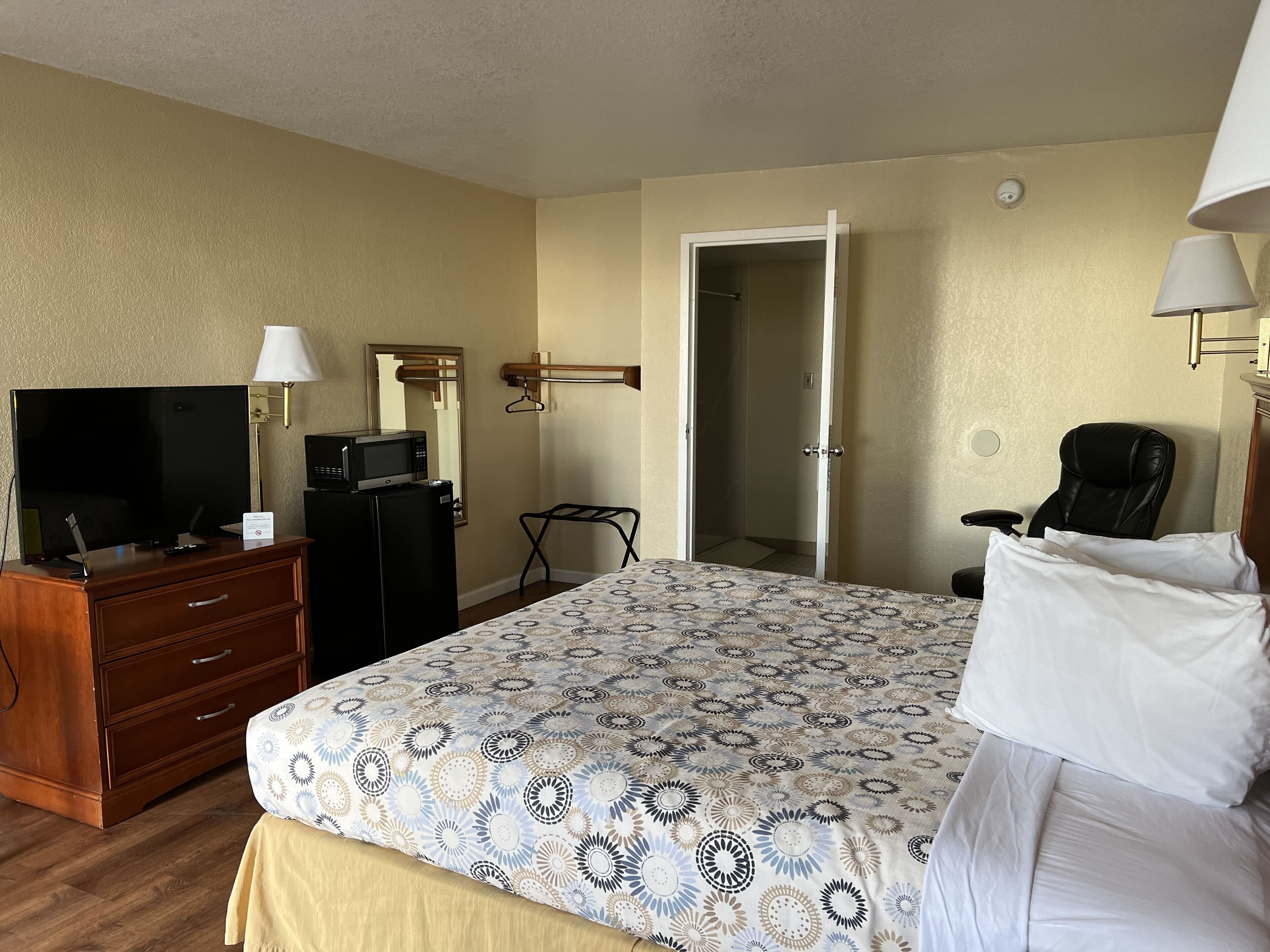 King Bed, Non-Smoking, Refrigerator, Microwave | Blackout drapes, soundproofing, free WiFi, bed sheets