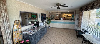 Hole Inn the Wall Hotel - Fort Walton Beach - Sunset Plaza - nearby Beaches & Hurlburt