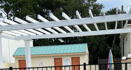 Hole Inn the Wall Hotel - Fort Walton Beach - Sunset Plaza - nearby Beaches & Hurlburt