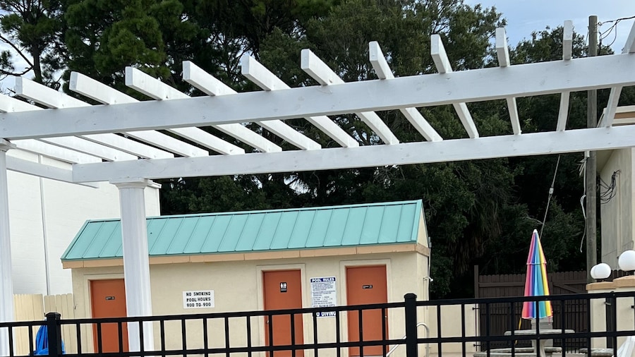 Hole Inn the Wall Hotel - Fort Walton Beach - Sunset Plaza - nearby Beaches & Hurlburt