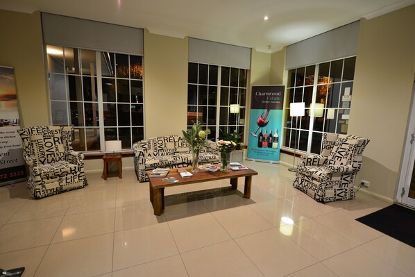 Lobby sitting area - Winning Post Motor Inn Mudgee (Mudgee)