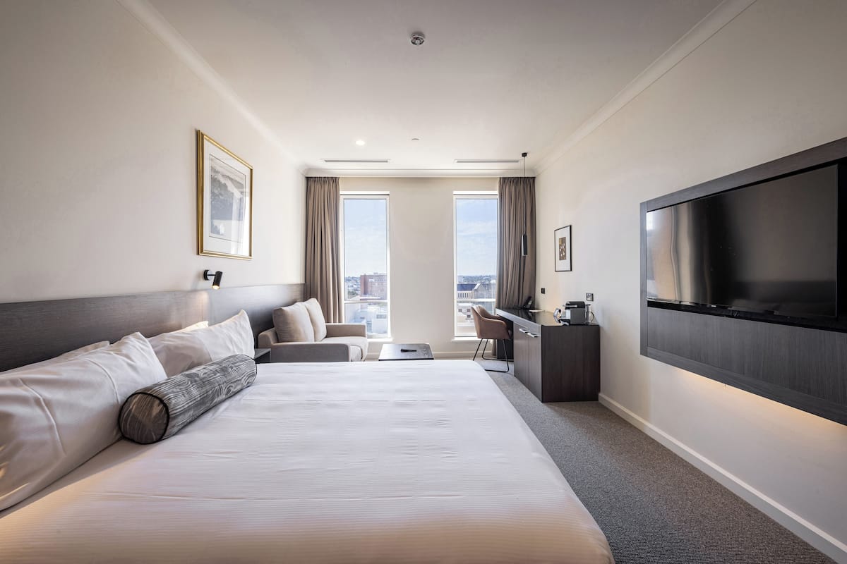 Premier King | In-room safe, desk, blackout drapes, soundproofing