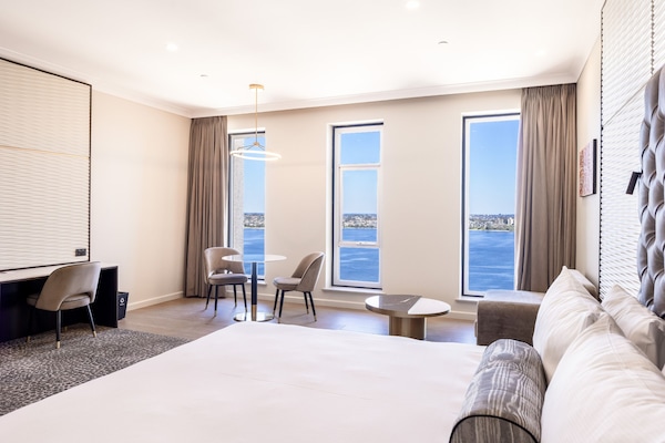 Club King River View | In-room safe, desk, blackout drapes, soundproofing
