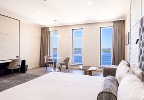 Caja de seguridad en la habitación, escritorio y cortinas blackout 