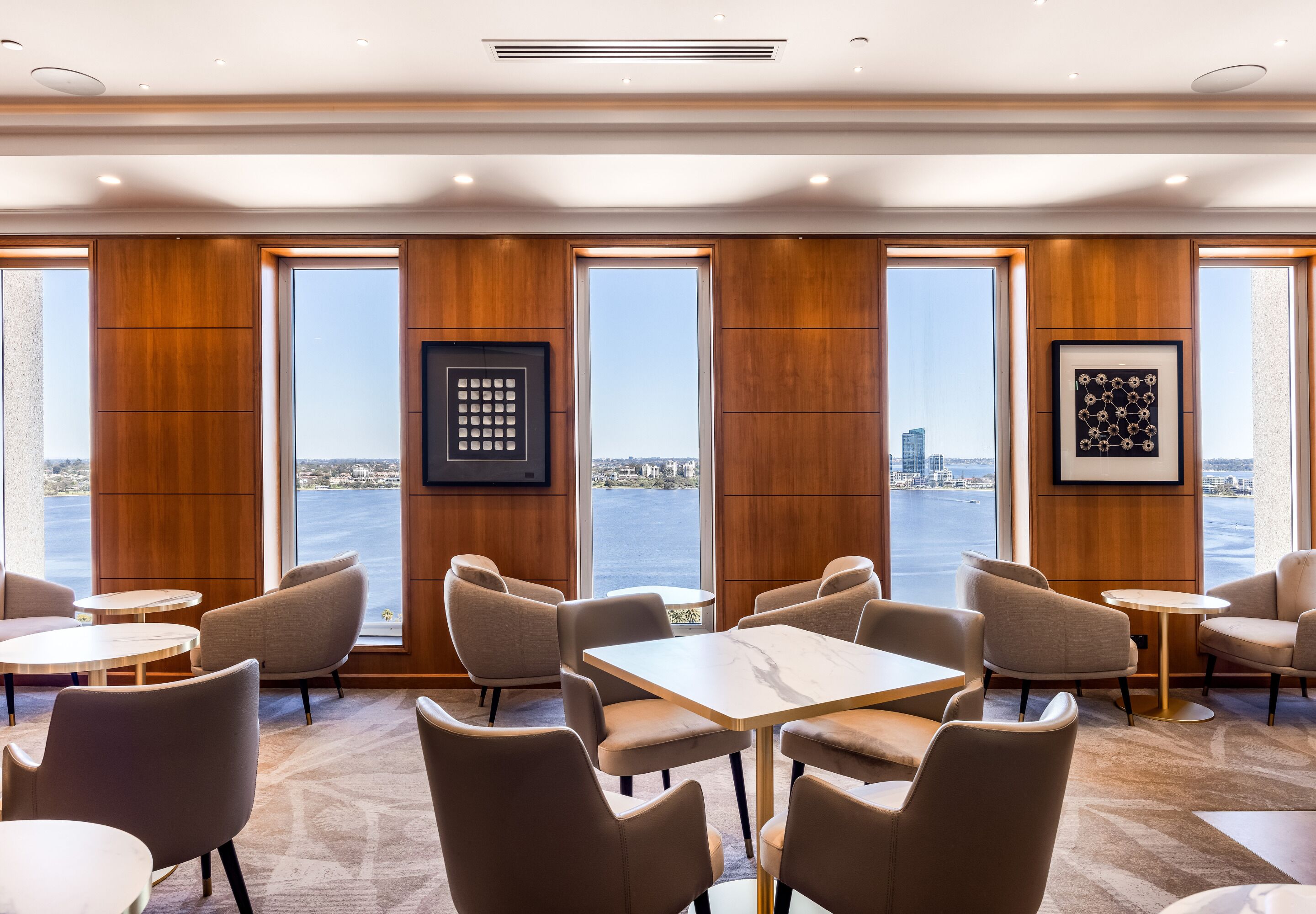 Brankas, meja kerja, tirai kedap cahaya, dan kedap suara