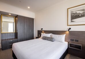 Deluxe King | In-room safe, desk, blackout drapes, soundproofing - Duxton Hotel Perth (Perth)
