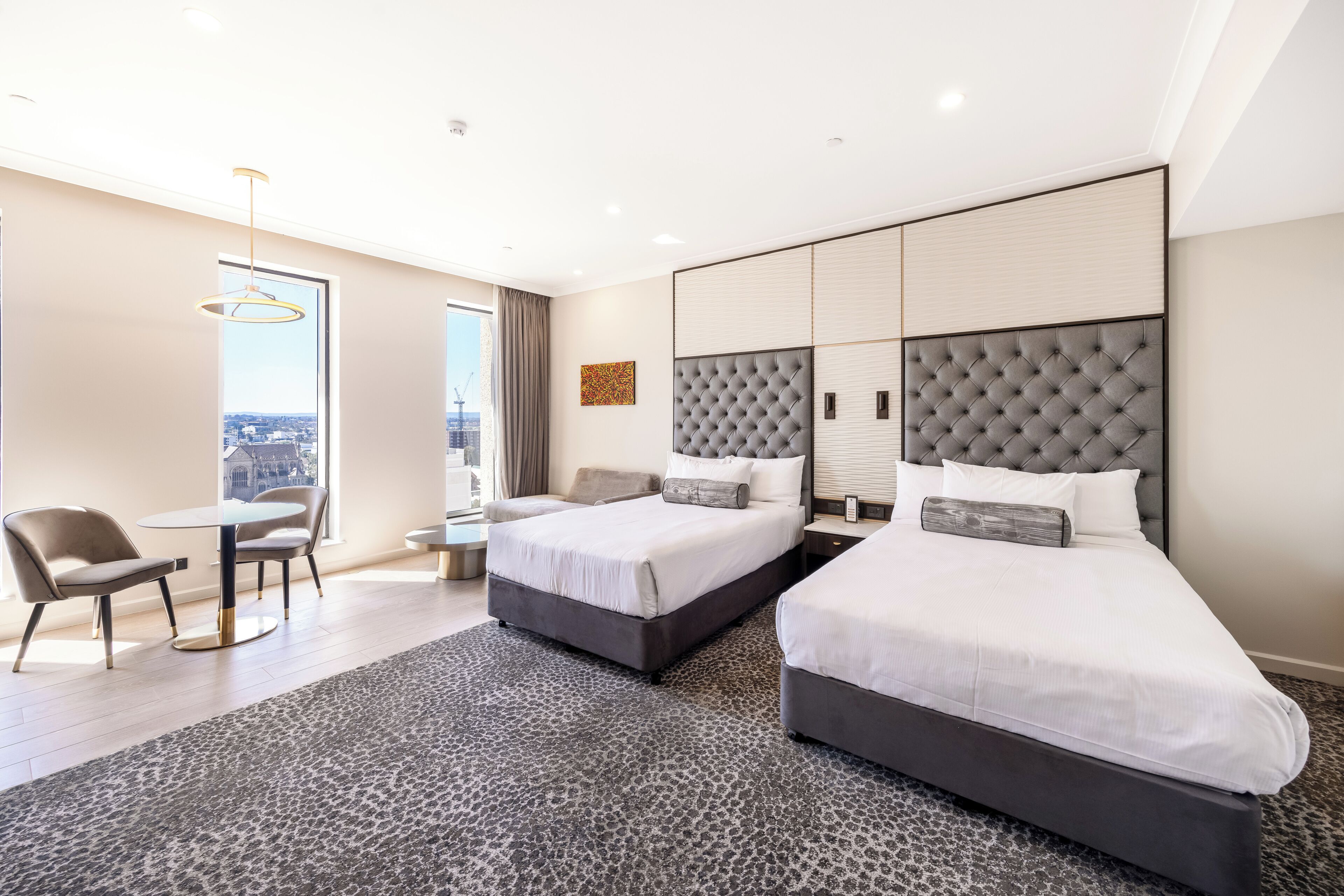 Habitación Club con 2 camas individuales | Caja fuerte, escritorio, cortinas opacas y sistema de insonorización