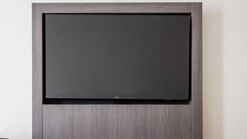 En platt-TV som är monterad på en vägg och omgiven av en träram.
