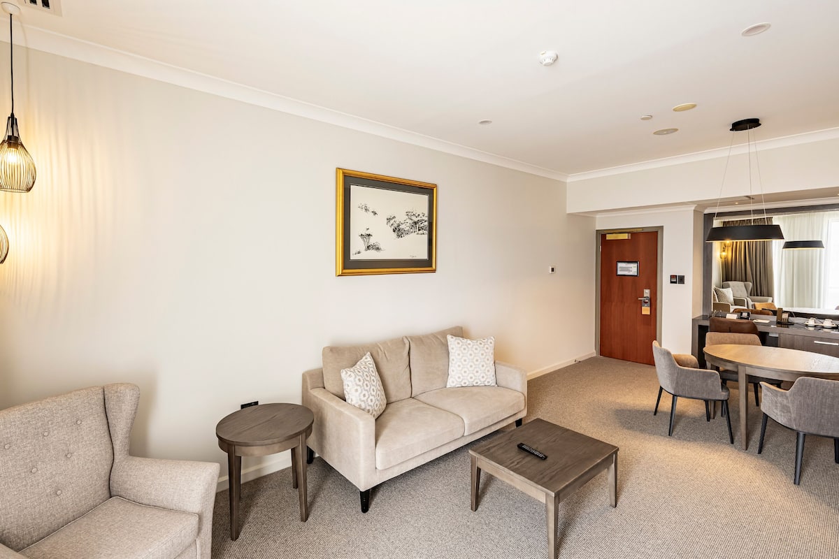 City View Suite | In-room safe, desk, blackout curtains, soundproofing