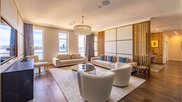 Duxton Suite | In-room safe, desk, blackout drapes, soundproofing