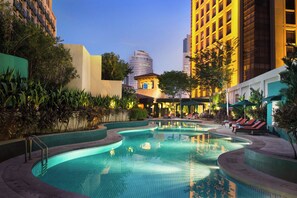 Outdoor pool, pool loungers - Sheraton Imperial Kuala Lumpur Hotel (Kuala Lumpur)
