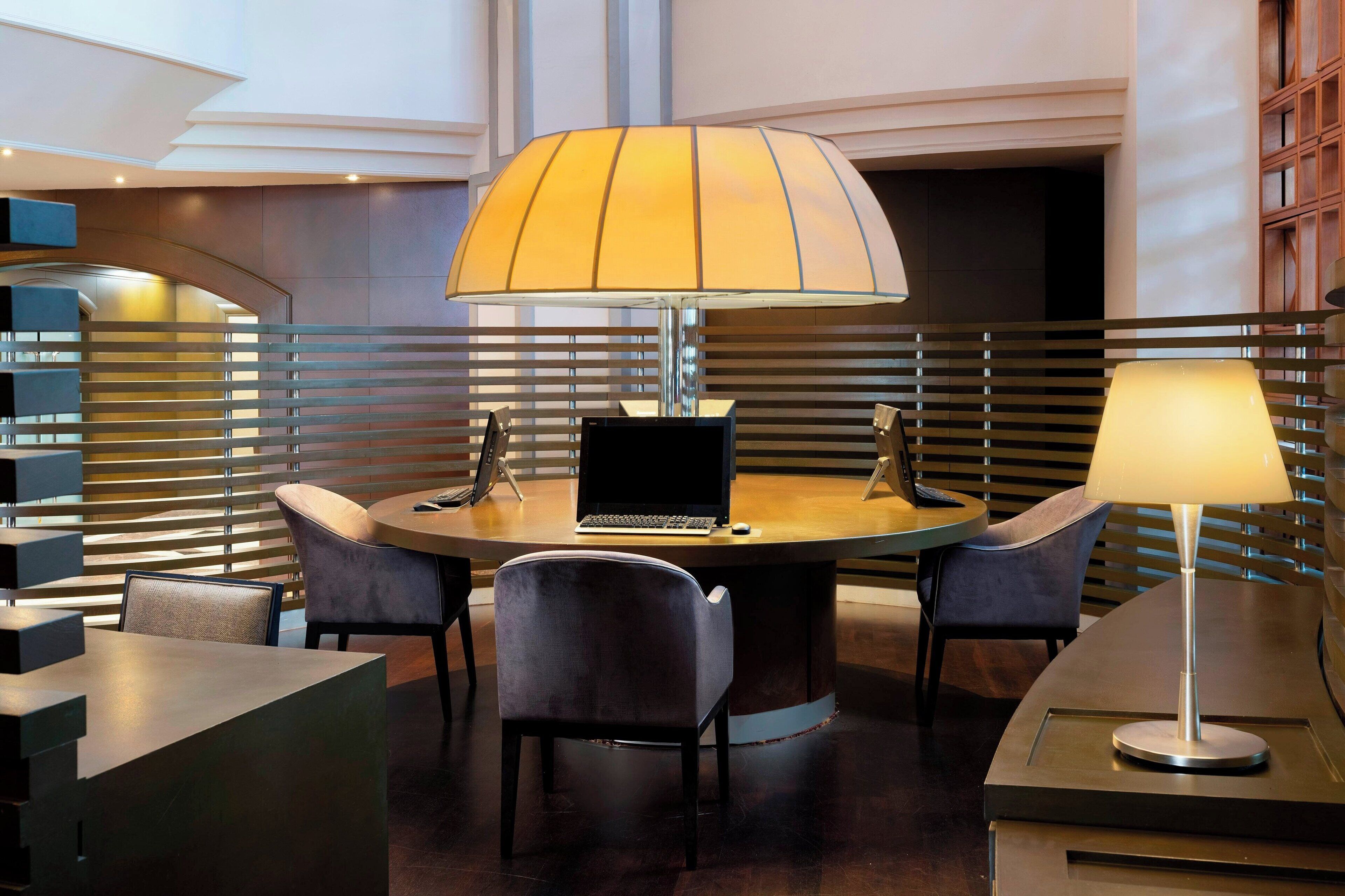 serves lunch, dinner and happy hour