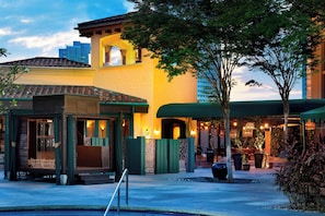 3 restaurants, breakfast, lunch, dinner served; international cuisine