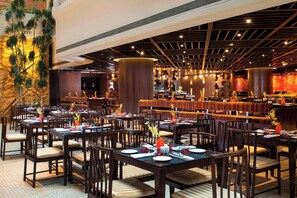 3 間餐廳；供應早餐、午餐、晚餐；多國菜