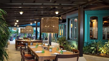 3 間餐廳,供應早餐、午餐和晚餐,國際料理