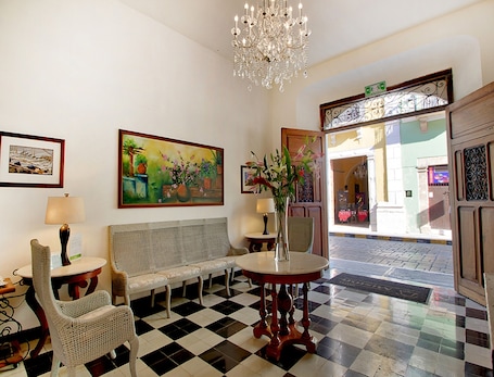 Sala de estar en el lobby. Hotel Misión Campeche