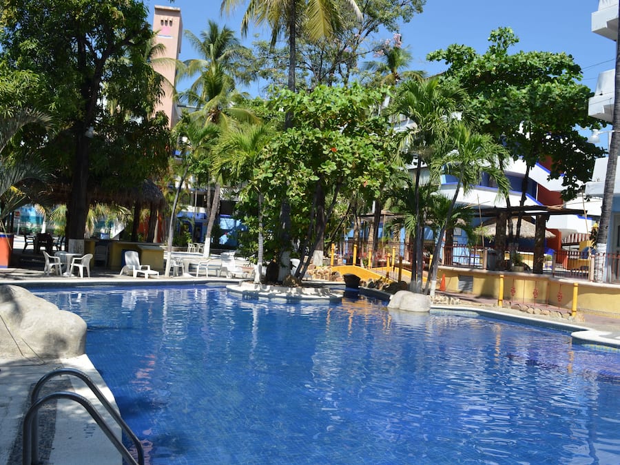 3 outdoor pools, pool loungers