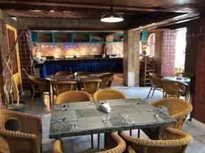 Daily cooked-to-order breakfast (MXN 200 per person)