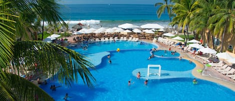 Piscine extérieure, parasols de plage, chaises longues