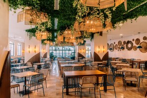 2 Restaurants, Frühstück, Mittagessen, Abendessen, internationale Küche