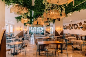 2 restaurants, breakfast, lunch, dinner served; international cuisine