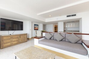 Suite, 2 habitaciones, 2 baños, vista parcial al océano | Minibar, caja de seguridad en la habitación y wifi 