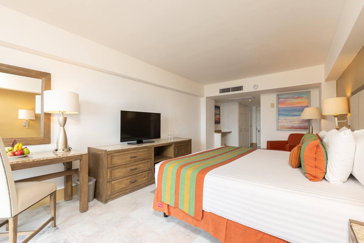 Minibar, in-room safe, WiFi (surcharge)