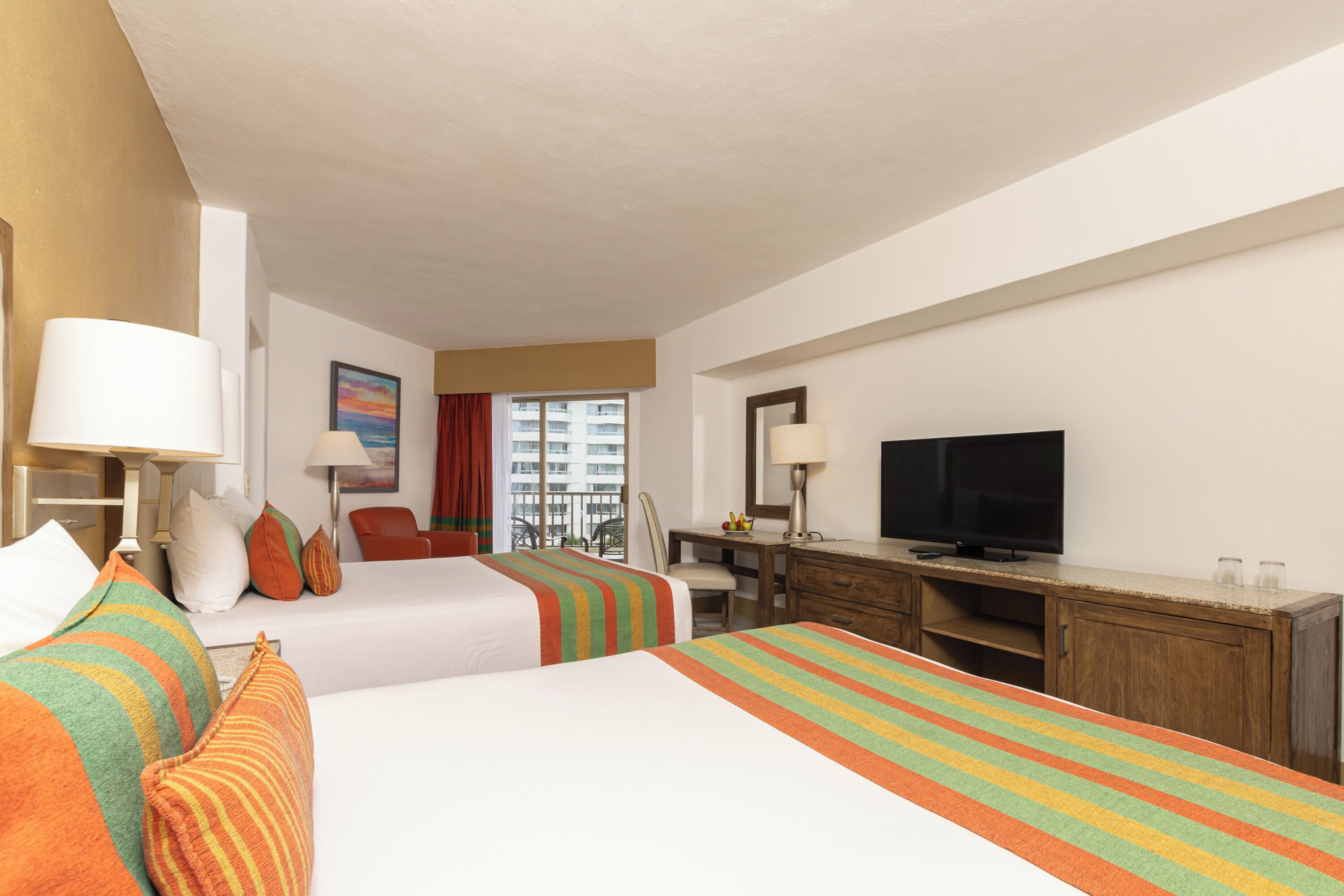 Habitación estándar, vista parcial al océano | Minibar, caja de seguridad en la habitación y wifi 