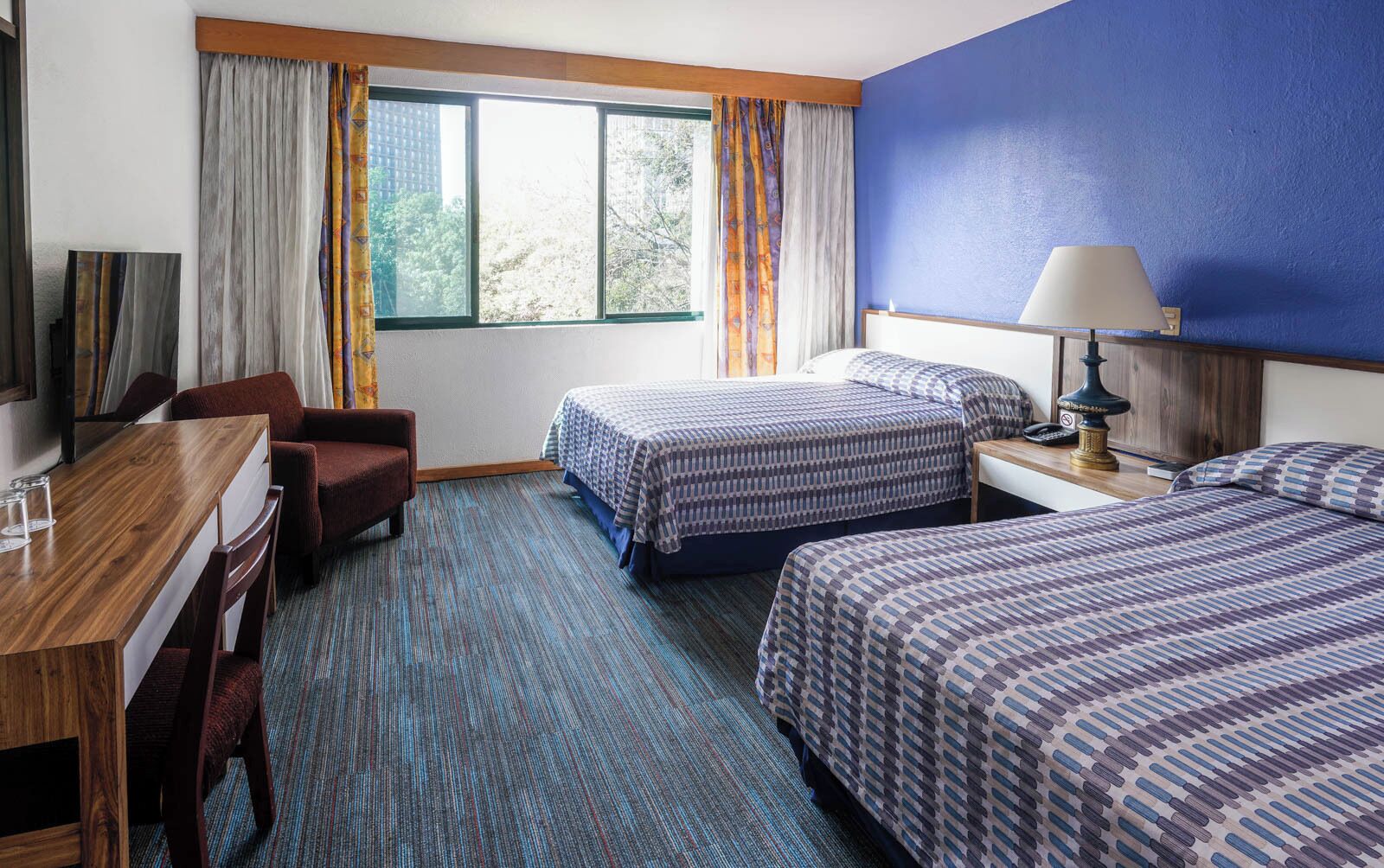 Rom – standard, 2 dobbeltsenger | Safe på rommet, lydisolert og wi-fi (inkludert)