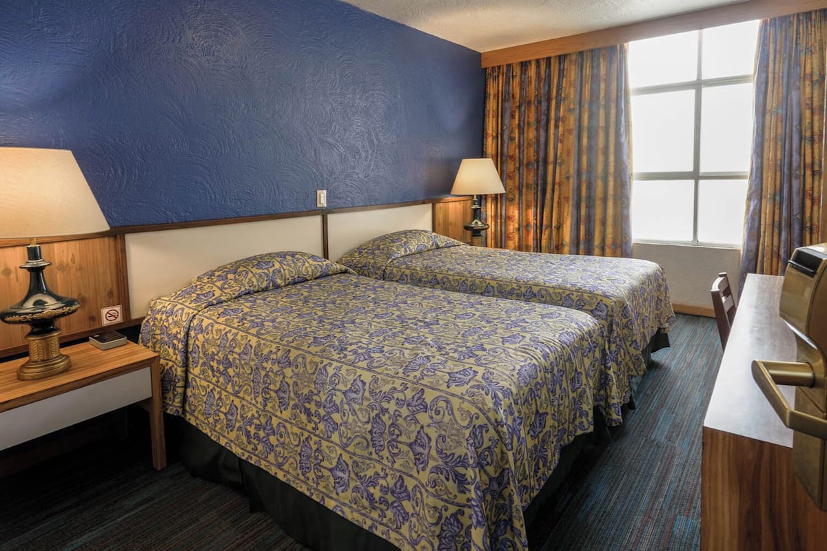 Dobbeltrom – basic | Safe på rommet, lydisolert og wi-fi (inkludert)