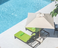 Piscine extérieure, parasols de plage, chaises longues