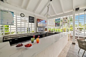 Bar junto a la piscina