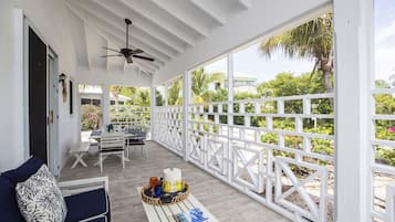 Villa, 3 bedrooms, semi-private plunge pool | 露台/庭院