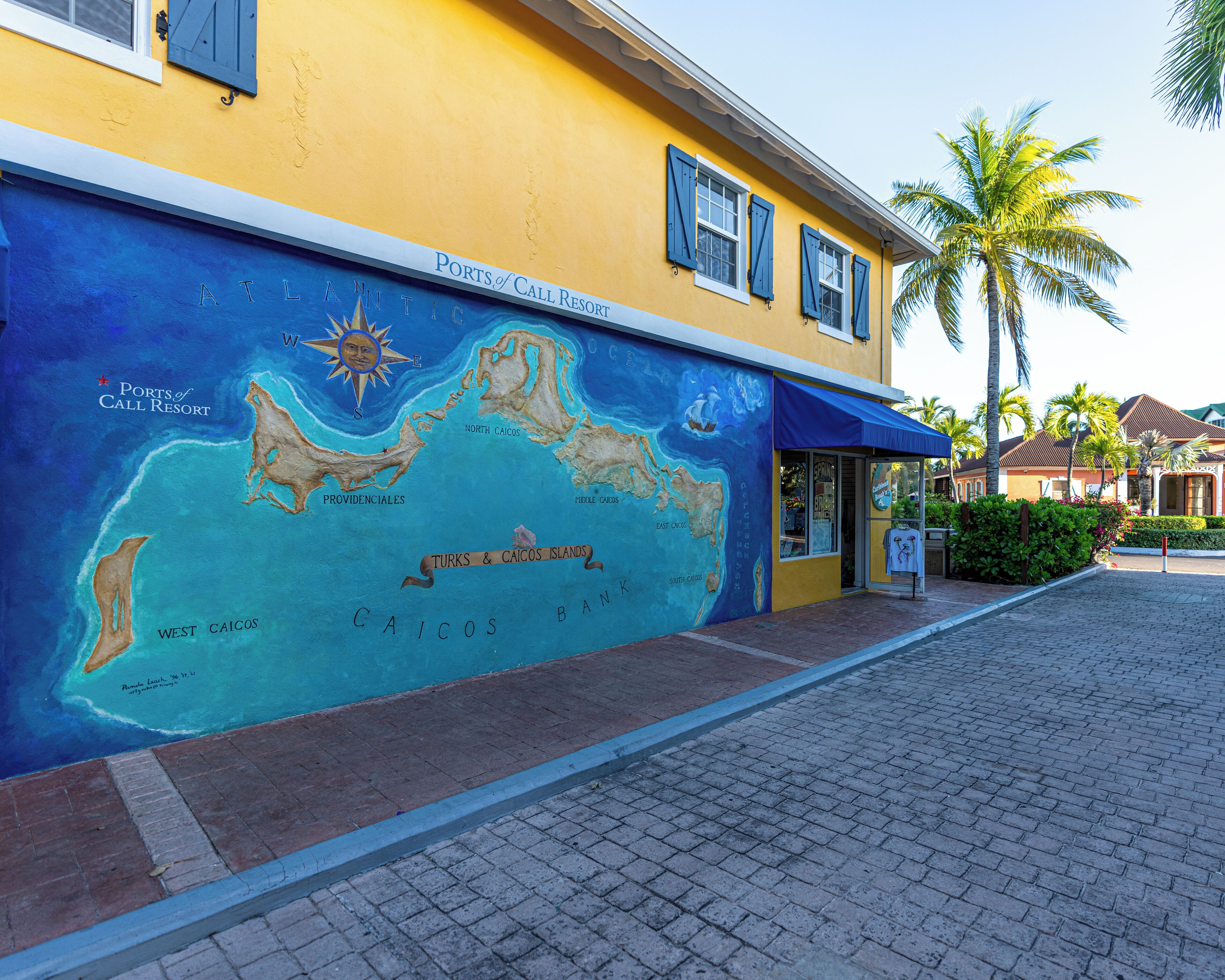 Un mural colorido de las Islas Turcas y Caicos en la fachada de un edificio.