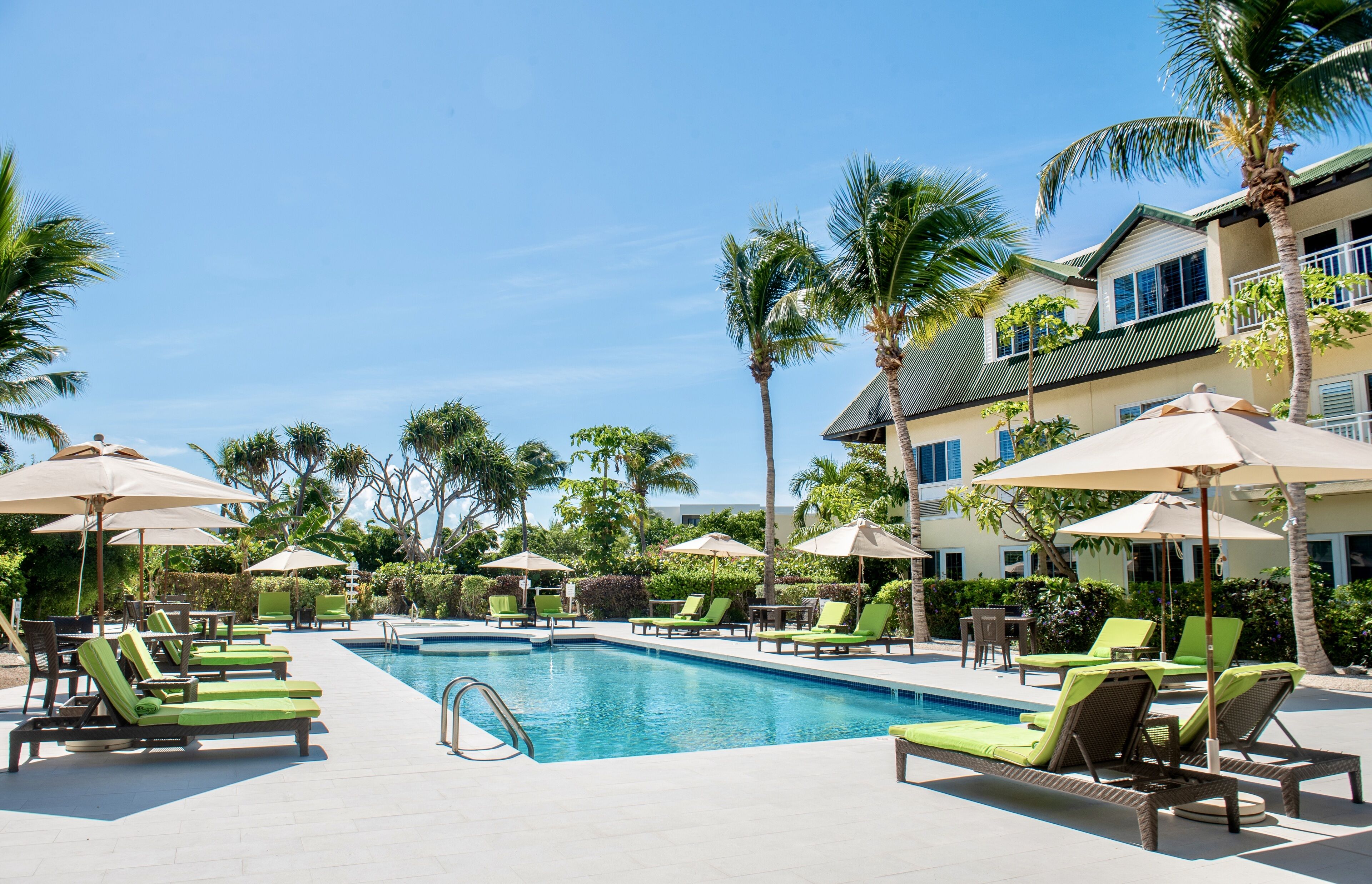 Kolam renang outdoor, dengan payung kolam renang dan kursi berjemur