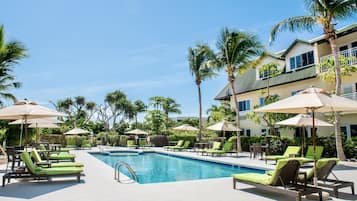 Kolam renang outdoor, dengan payung kolam renang dan kursi berjemur