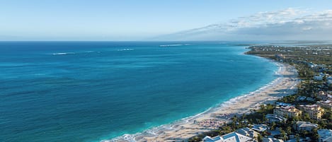 Vit sandstrand, gratis transport till/från stranden och solstolar
